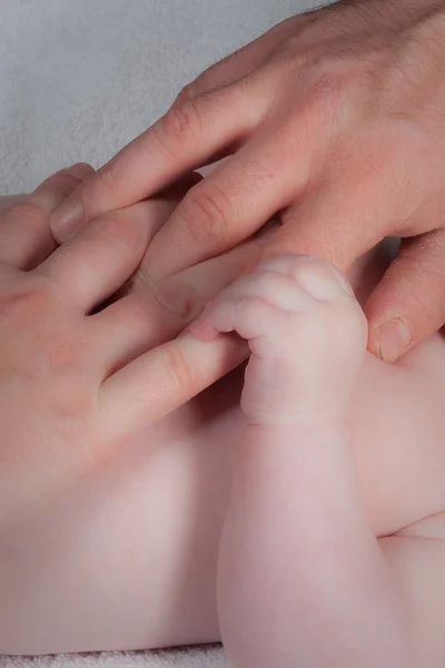 Baby- und Elternhände — Stockfoto