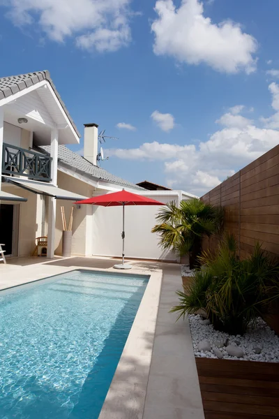 Moderna casa grande con piscina — Foto de Stock