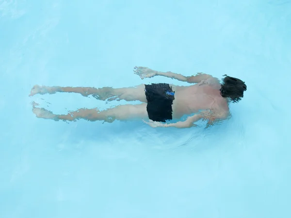 Jonge man zwemmen onder water — Stockfoto