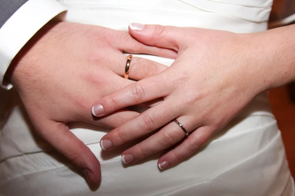 Casamento casal troca alianças de casamento — Fotografia de Stock