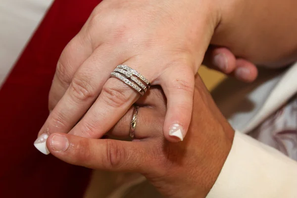Esküvői pár csere jegygyűrű — Stock Fotó