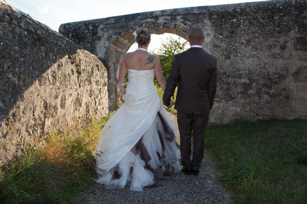 Amor y boda pareja caminando —  Fotos de Stock