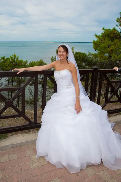 Невеста возле озера — стоковое фото