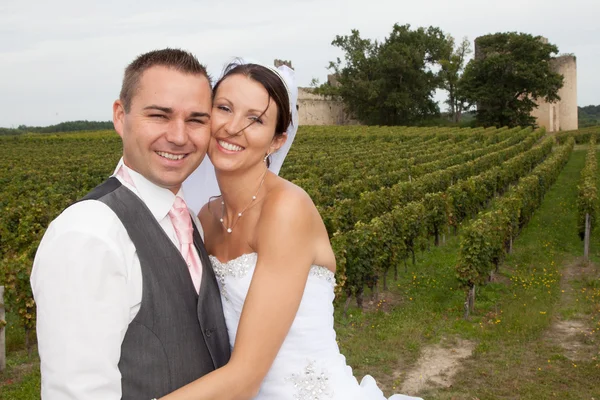 Супружеская пара невесты и жениха рядом с виноградником — стоковое фото