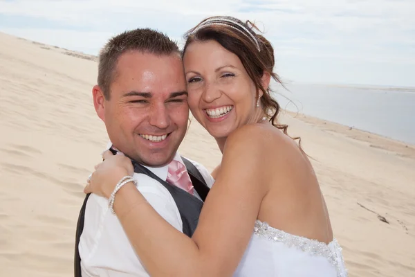 Bruden & brudgummen gift par kyssar på stranden — Stockfoto