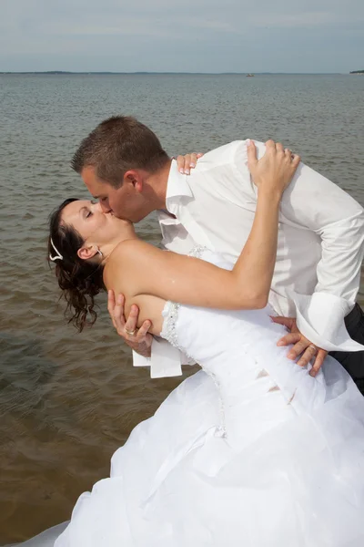 Menyasszony & vőlegény házas pár csók a vízben — Stock Fotó