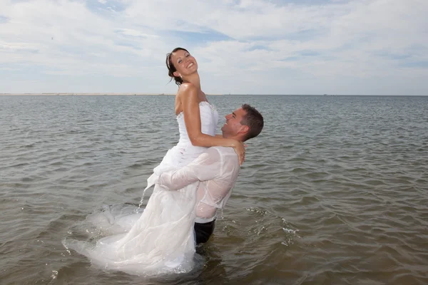 Bride & Groom Married Couple dancing in the sea — Stock Photo, Image