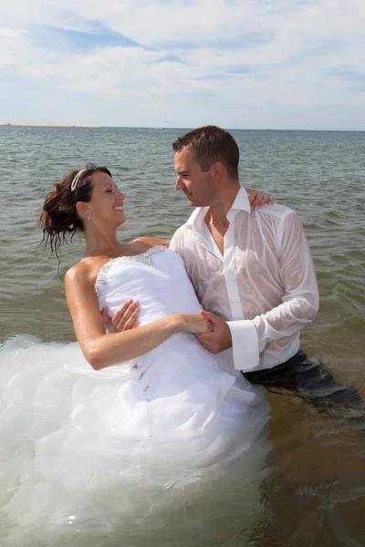 Novia y novio casado pareja bailando en el mar — Foto de Stock