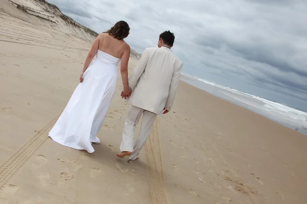 Couple on the beach — Stock Photo, Image