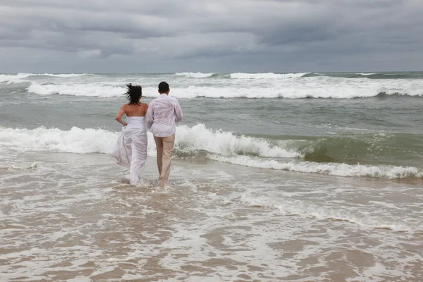 Coppia sulla spiaggia — Foto Stock