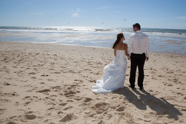 在海滩上的夫妻 — 图库照片