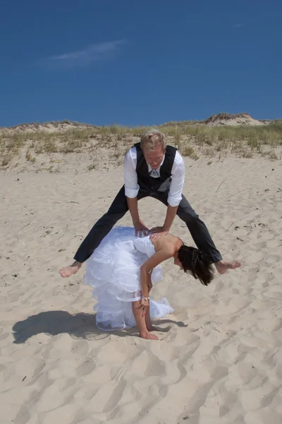 Lovers on the beach — Stock Photo, Image