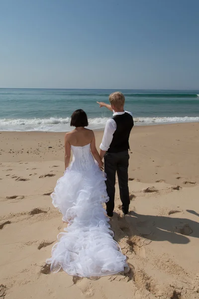 Couple on the beach — Stock Photo, Image