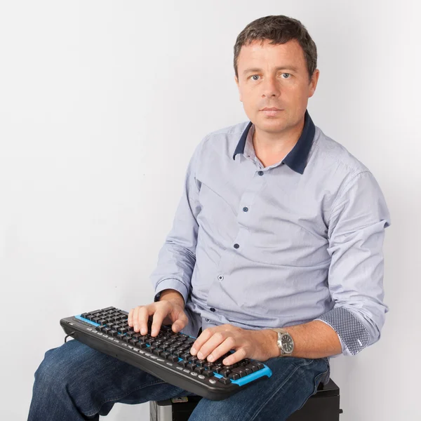 El hombre está jugando con su computadora del teclado — Foto de Stock