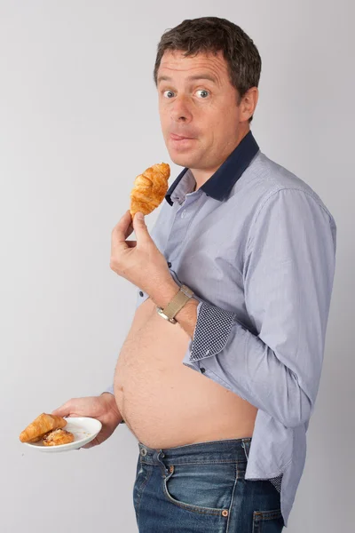 El hombre no está a dieta, está comiendo. — Foto de Stock