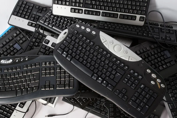 Bilgisayar klavye bir yığın üzerinde — Stok fotoğraf