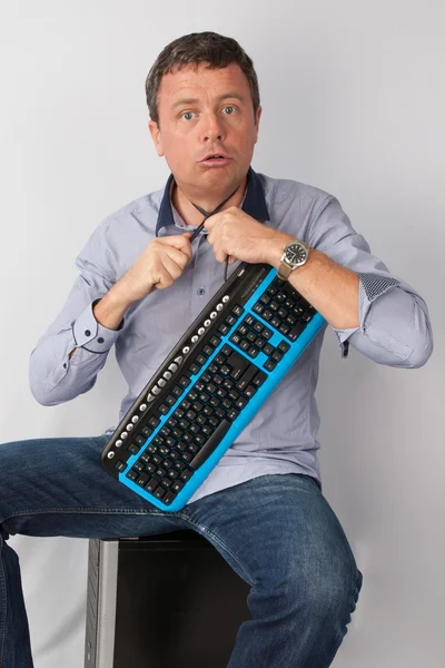 Homme d'affaires se faire piéger par le clavier de l'ordinateur — Photo