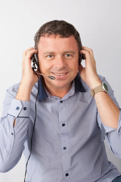 Człowiek z słuchawek z mikrofonem — Zdjęcie stockowe