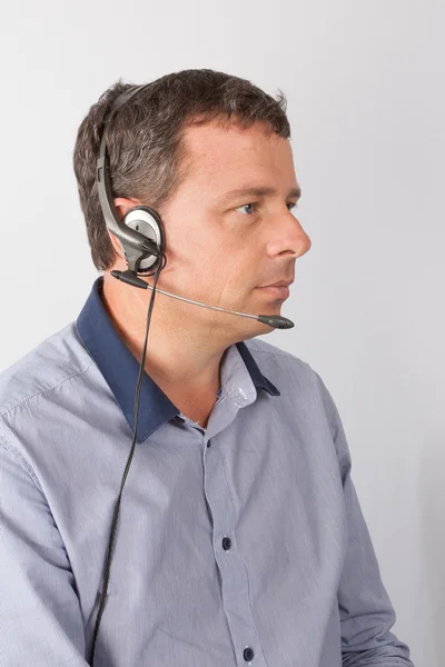 Człowiek z słuchawek z mikrofonem — Zdjęcie stockowe