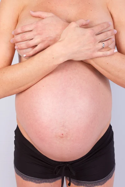 Прекрасная беременная женщина — стоковое фото