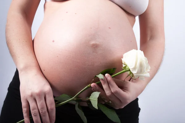 Беременная ждет ребенка — стоковое фото
