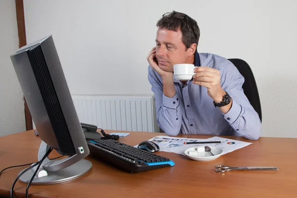 Homme au bureau — Photo