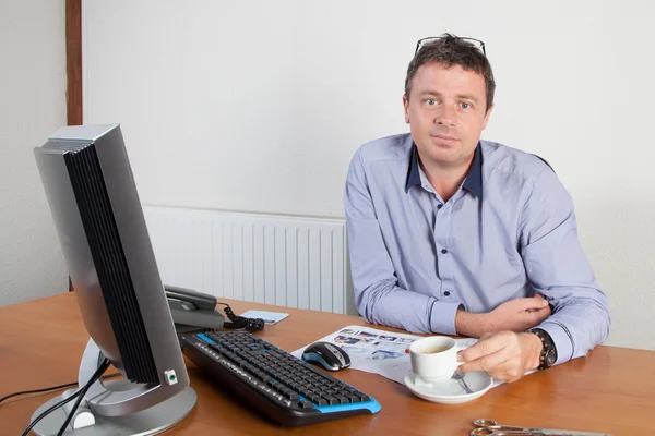 Mann im Büro — Stockfoto