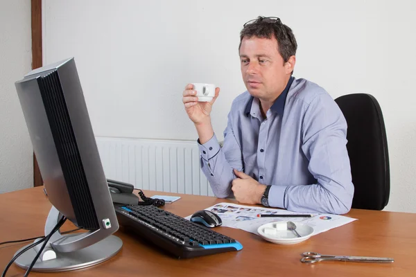 Homem no escritório — Fotografia de Stock