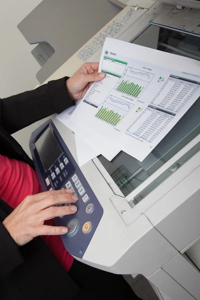 Mujer trabajando en la oficina — Foto de Stock