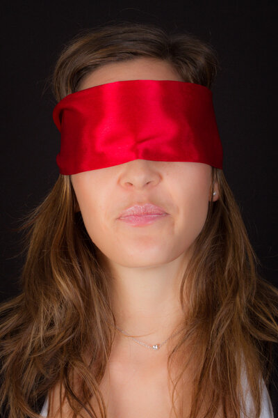 Изолированная женщина на свидании вслепую
.