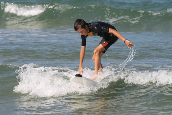 Surfovat na pláži — Stock fotografie