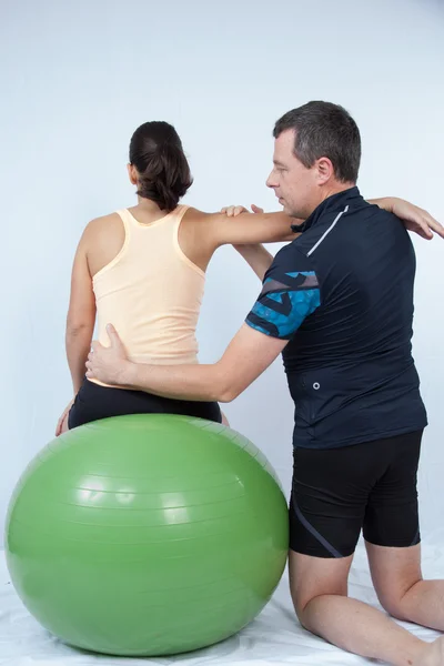 Man Sportschool Doen Excercices Een Vrouw Met Een Swiss Ball — Stockfoto