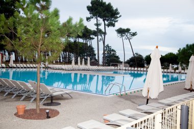 zengin otel havuz tarafı