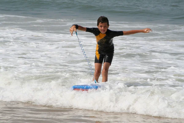 Детские серфинг в море — стоковое фото