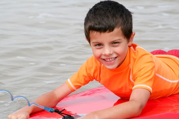 Surf kid in water beach — Stock Photo, Image