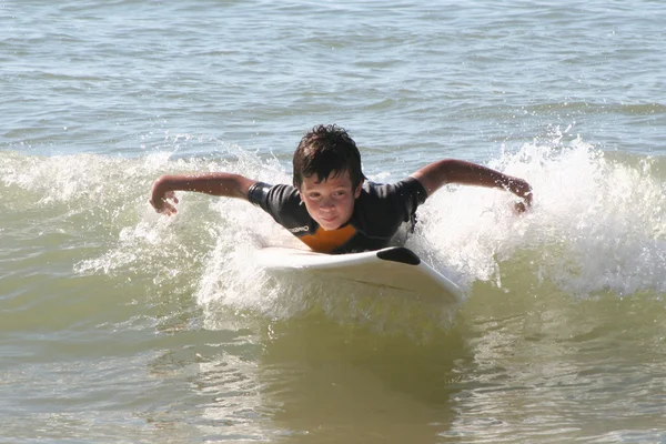 Surf kid i havet — Stockfoto