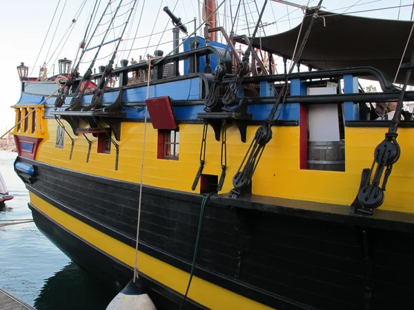Barco pirata amarillo y negro —  Fotos de Stock
