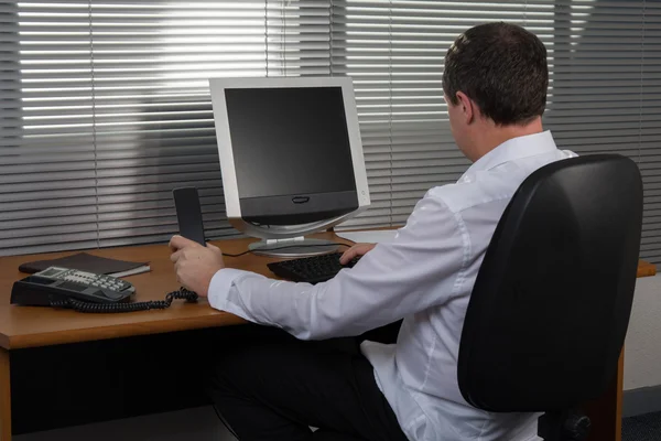 Mann bei der Arbeit im Büro — Stockfoto