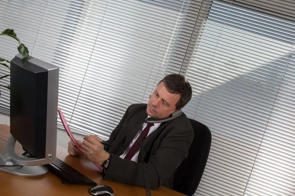 Bei der Arbeit, der Büromensch — Stockfoto