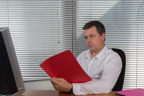 Al lavoro, l'uomo d'ufficio — Foto Stock