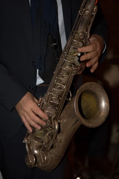 Músico tocando saxofón alto —  Fotos de Stock