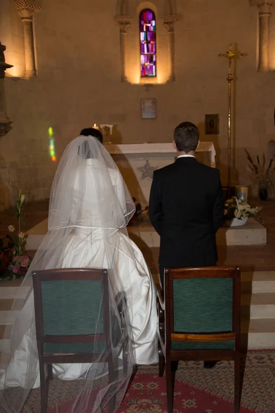 Mariée et marié à l'église — Photo