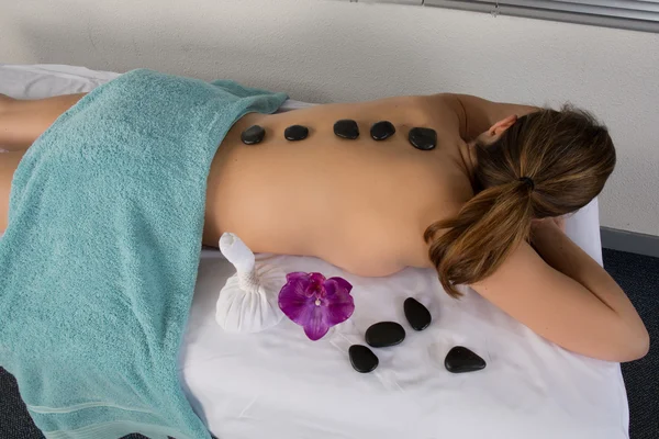 Donna ottenere massaggio su spa centro — Foto Stock