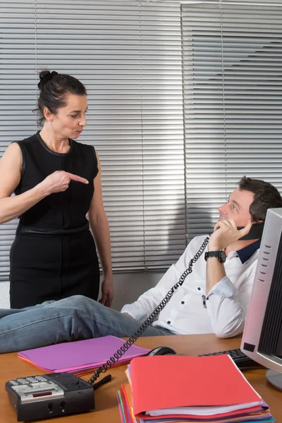 Porträt eines Mannes und einer Frau bei der Arbeit — Stockfoto