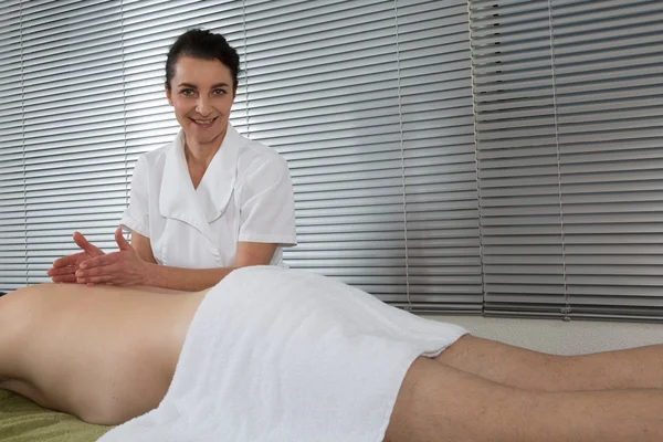 Een man krijgt een massage — Stockfoto