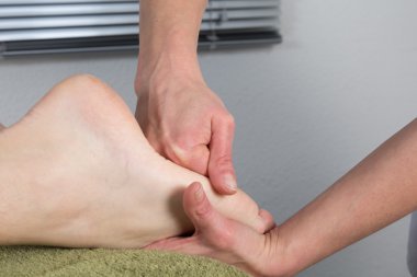 Bir terapist masaj spa salonda insan vücudunda yapıyor