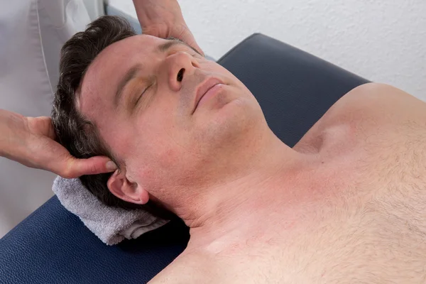 Un thérapeute faisant un massage sur le corps de l'homme dans le salon de spa — Photo