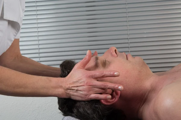 Hombre en el salón de masajes Spa, relajante — Foto de Stock