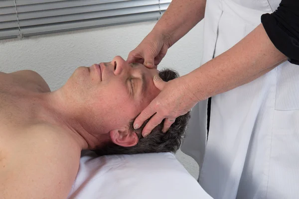 Hombre en el salón de masajes Spa, relajante — Foto de Stock