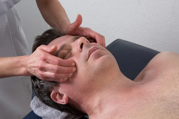 Man in Spa massagesalon, ontspannen — Stockfoto